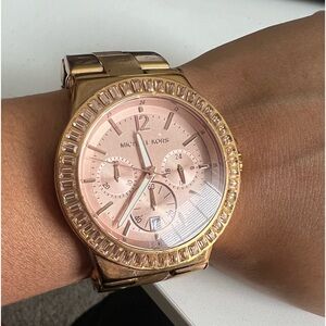 Michael Kors Women's Rose Gold tone Crystals on Bezel
Bracelet Watch MK5412